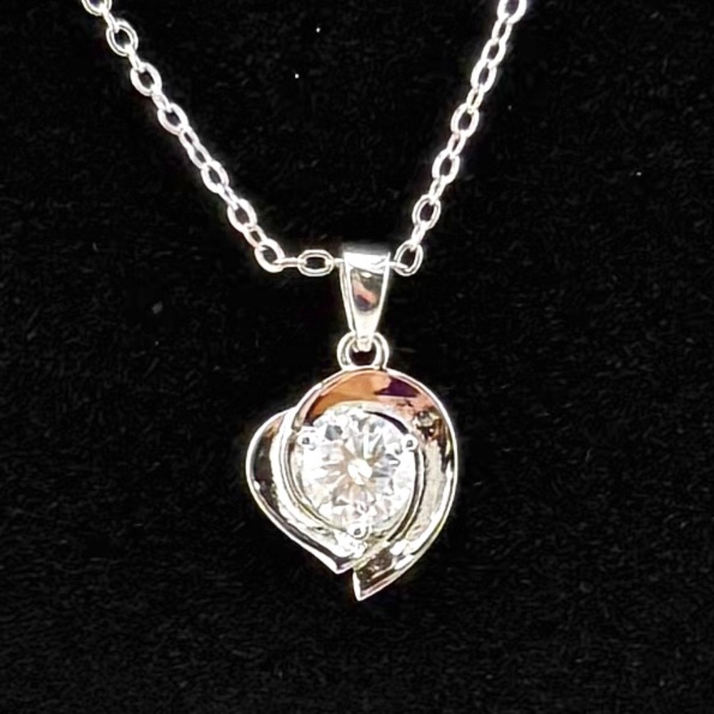Beautiful Moissanite Pendant 0.8 CT